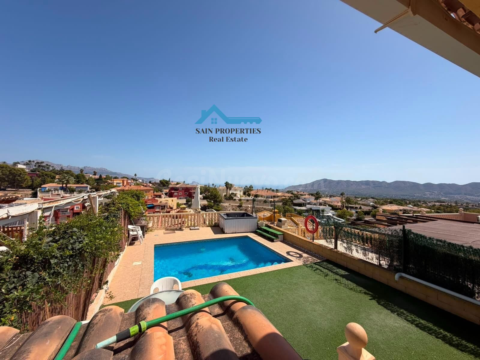 Chalet pareado con piscina y vista al mar en Coloma, La Nucia