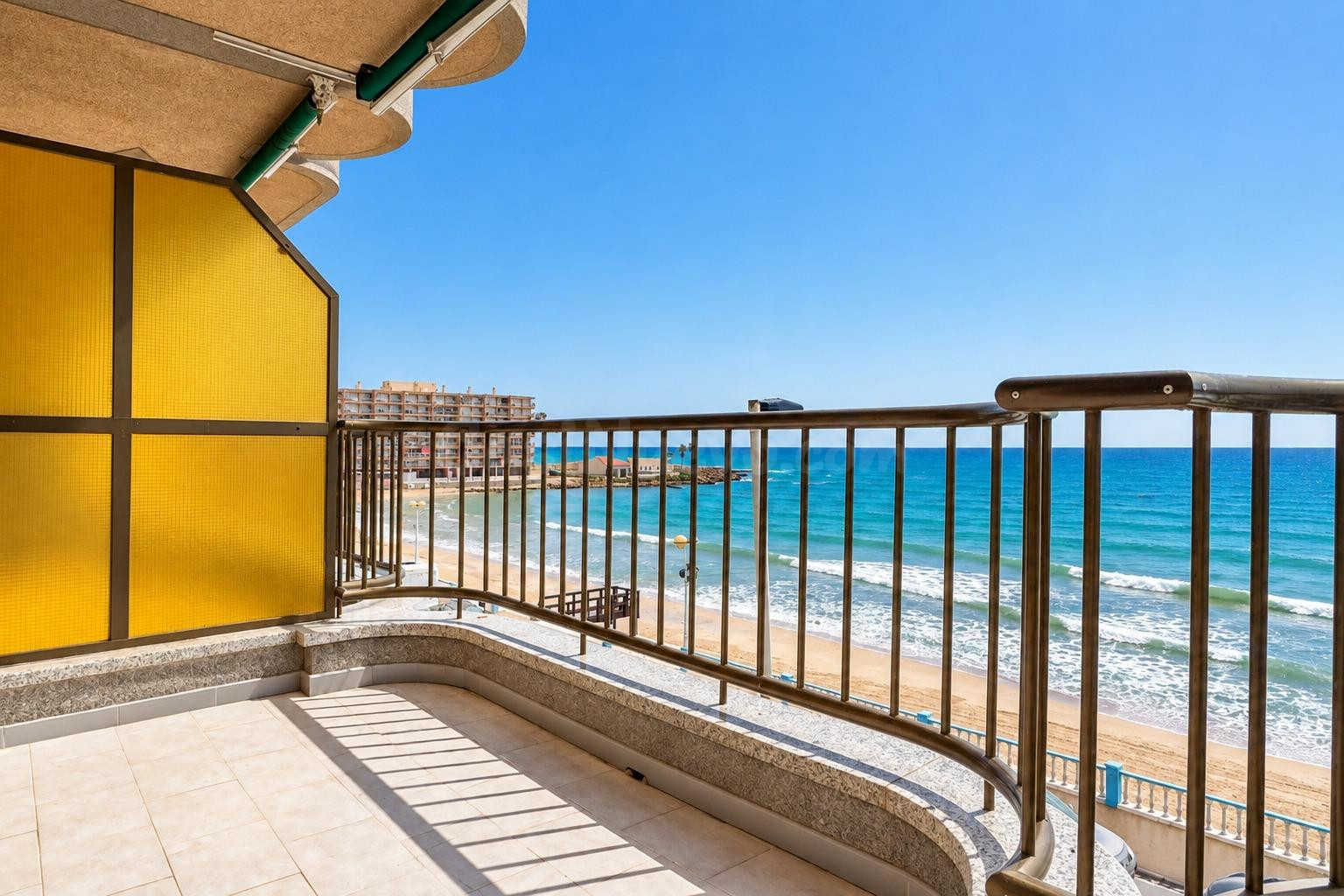 Apartamento en primera línea con vistas frontales al mar en 