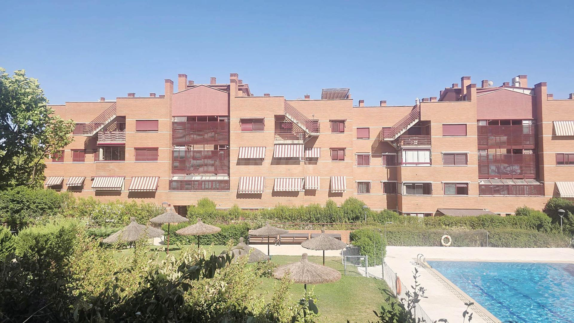 EN VENTA PISO CON TERRAZA ACRISTALADA, PLAZA DE GARAJE Y TRA