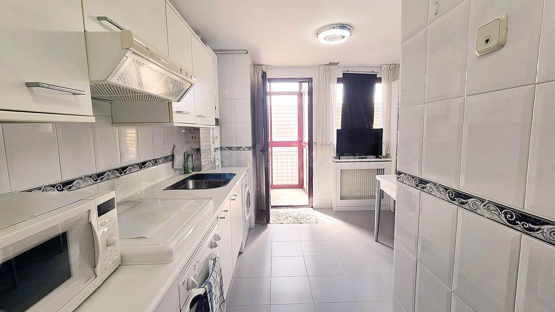 EN VENTA PISO CON TERRAZA ACRISTALADA, PLAZA DE GARAJE Y TRA - foto 3