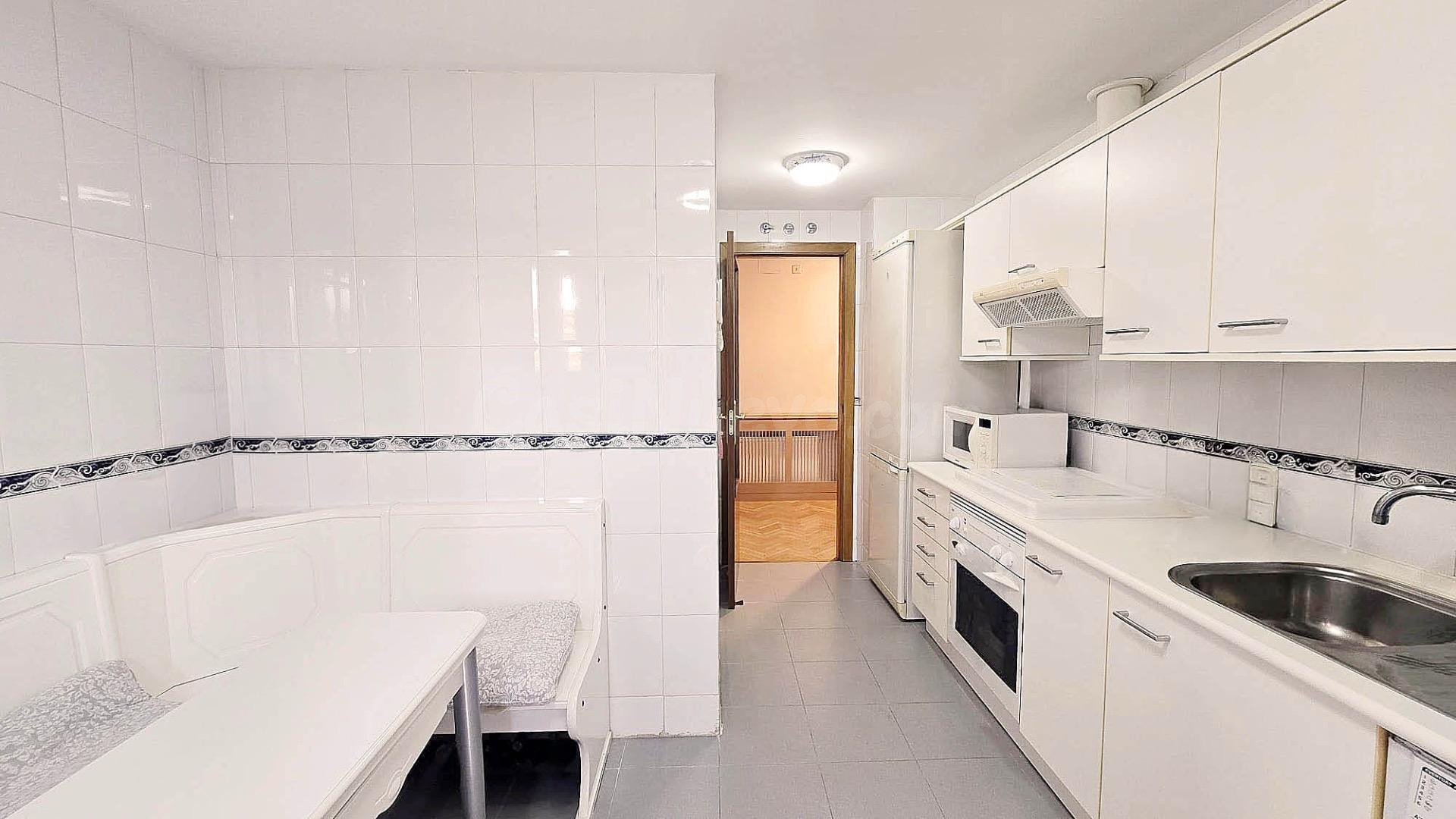 EN VENTA PISO CON TERRAZA ACRISTALADA, PLAZA DE GARAJE Y TRA - foto 4