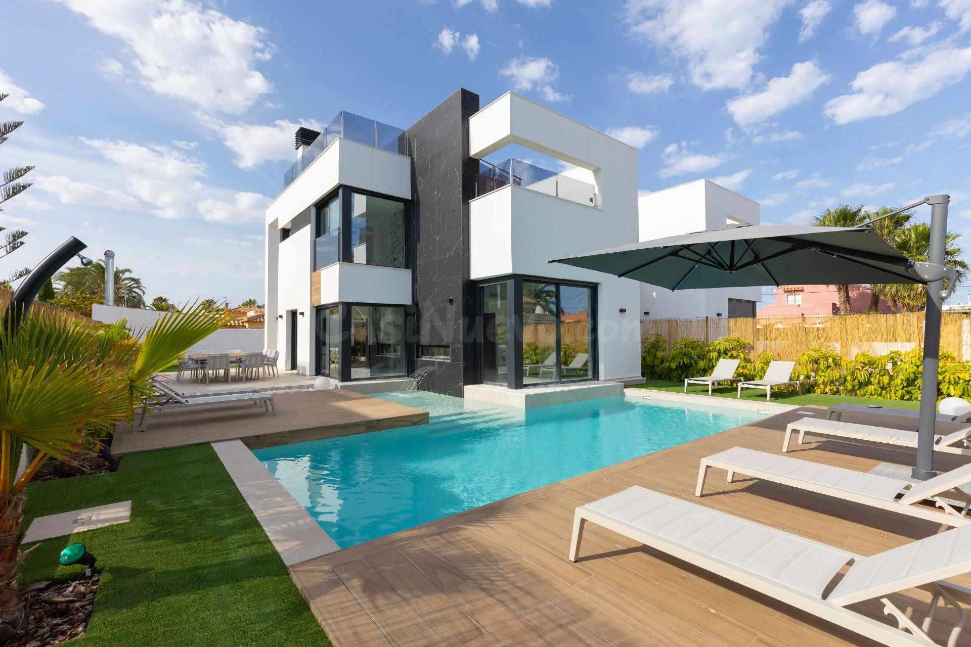 VILLA DE 3 DORMITORIOS Y 3 BAÑOS EN TORREVIEJA (ZONA TORRETA FLORIDA)