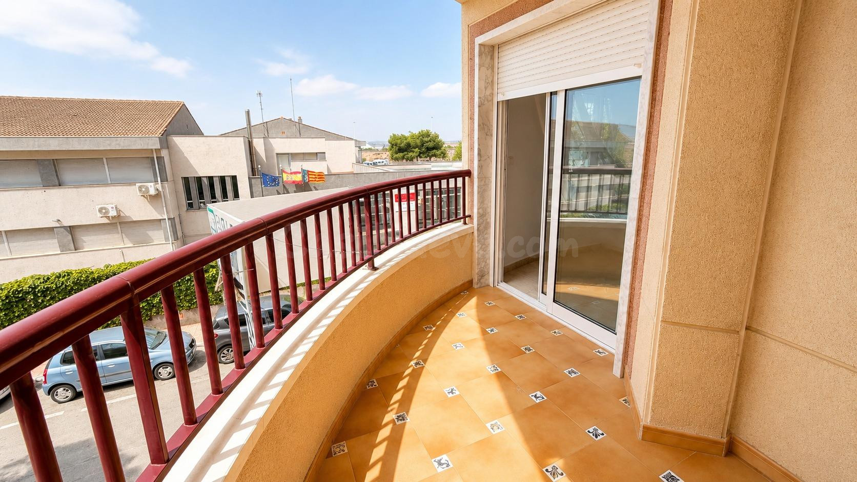Piso de 3 dormitorios, 2 baños y orientación sur junto al Colegio Acequión en Torrevieja