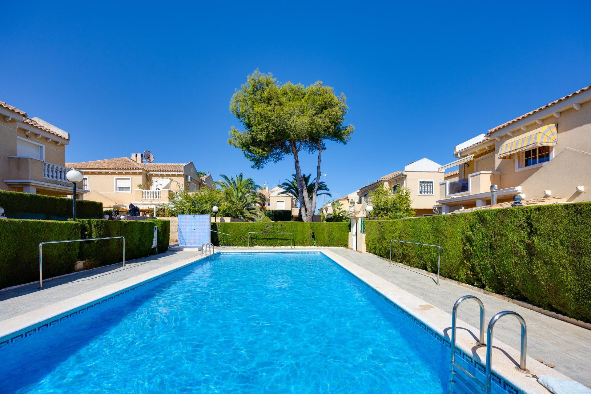 Chalet de 4 dormitorios con amplio jardín en Torreblanca, To