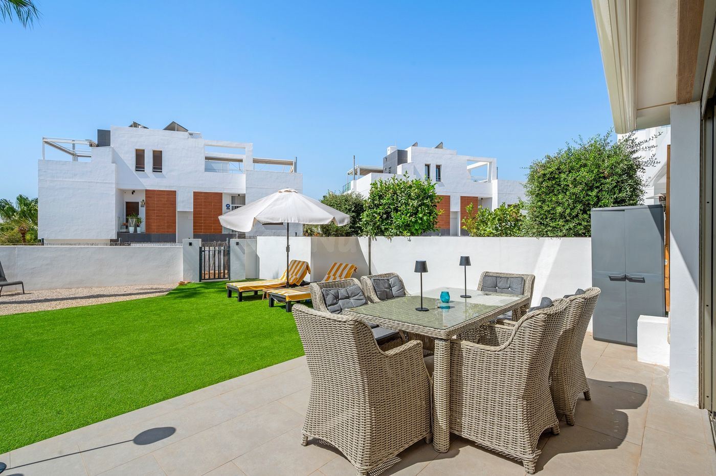 VILLA DE 3 DORMITORIOS Y 2 BAÑOS EN VILLAMARTIN (ORIHUELA COSTA)