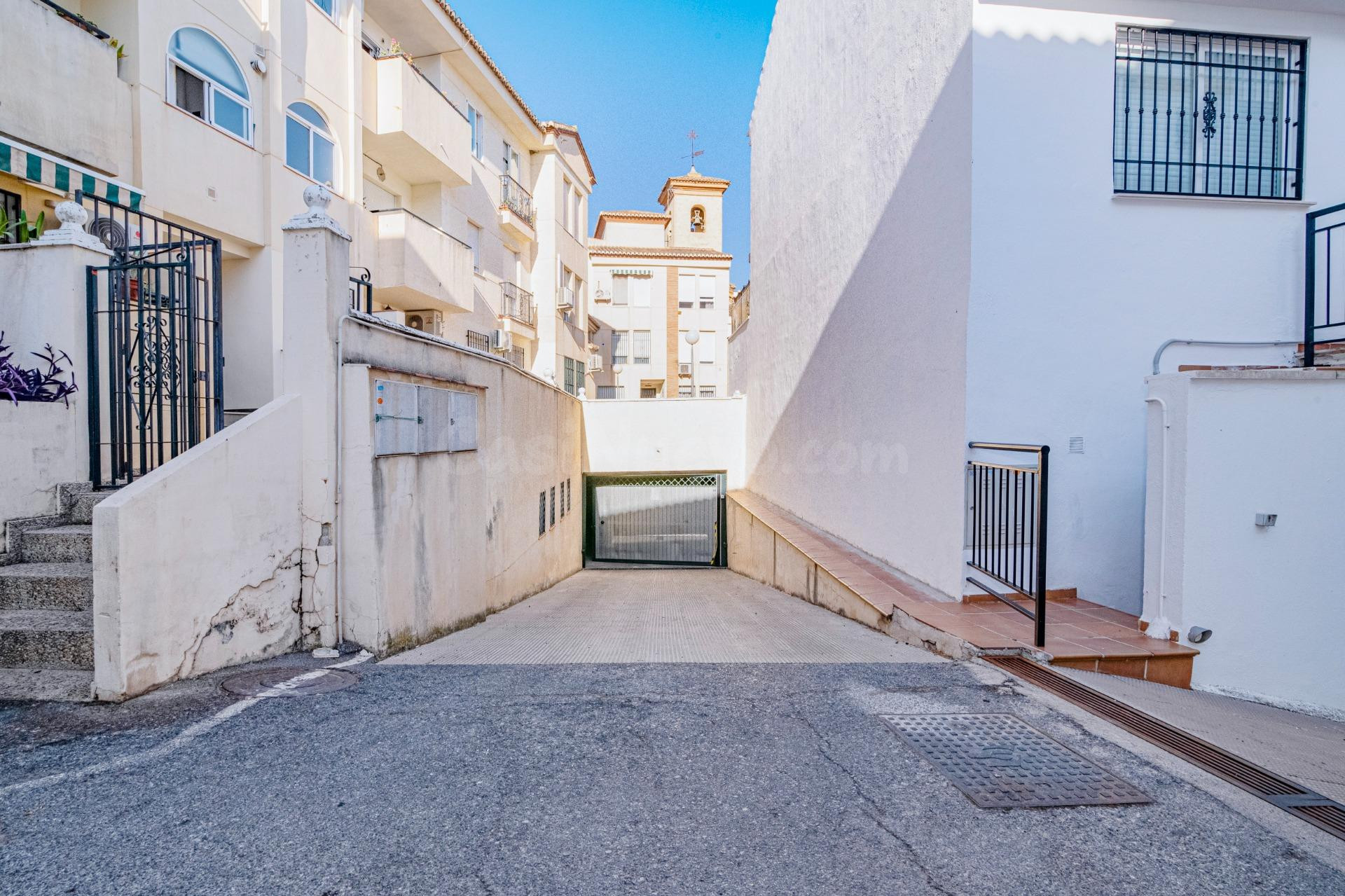 Plaza de Garaje en Cajar - Ideal para Su Vehículo