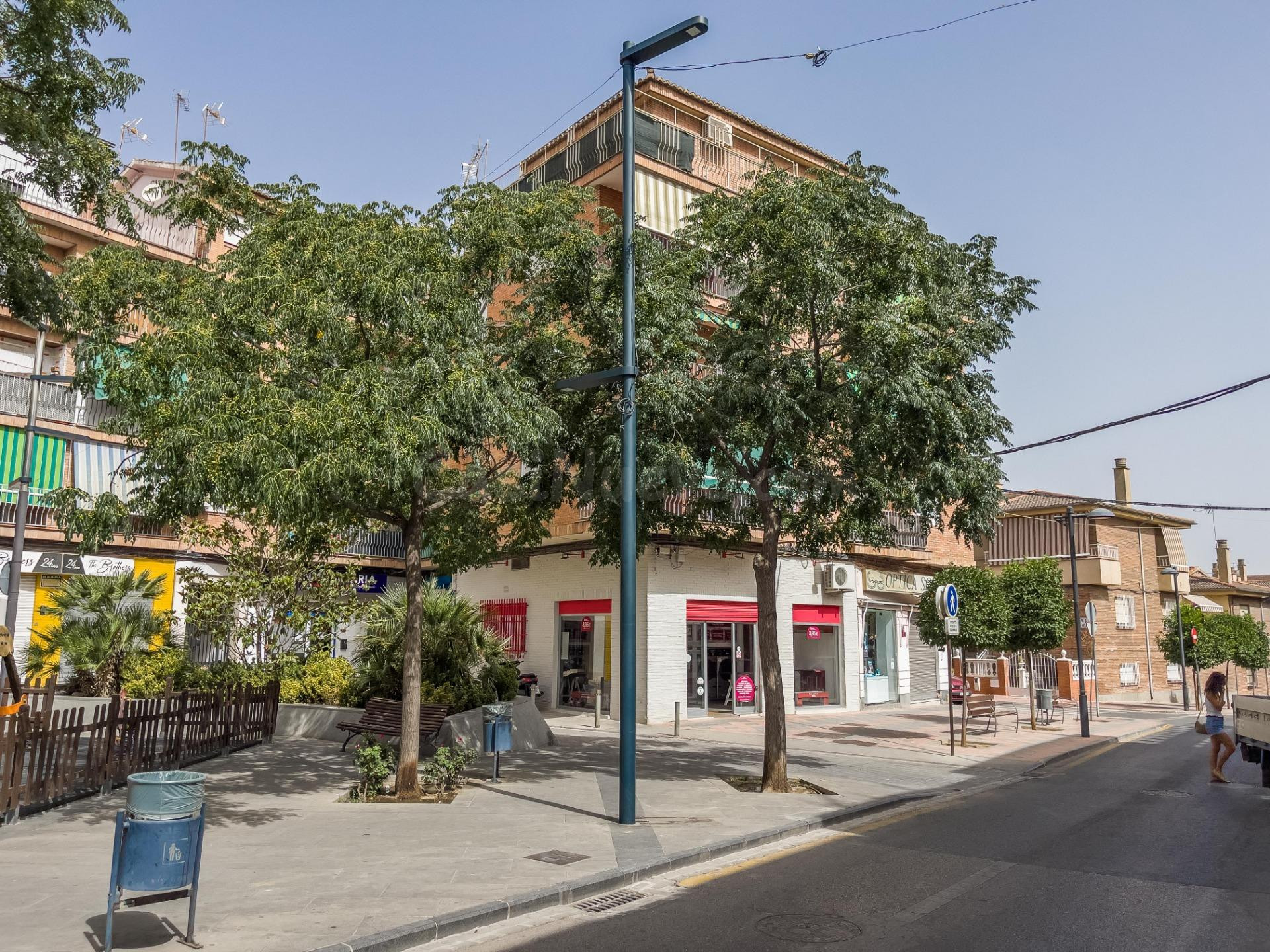 Piso de 3 Dorm. en Armilla (frente al AYUNTAMIENTO y Metro) - foto 2