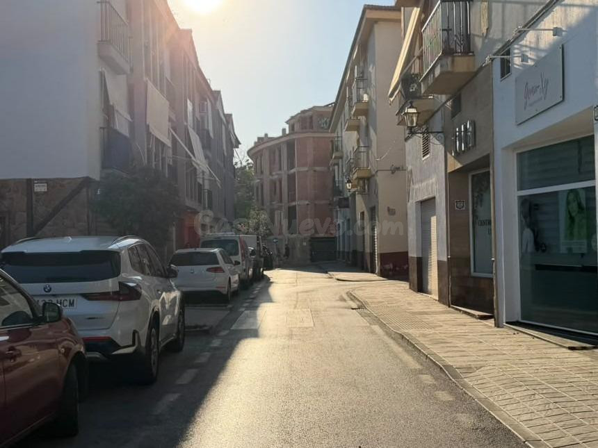 Plaza de garaje cerrada en el centro de La Zubia - foto 2