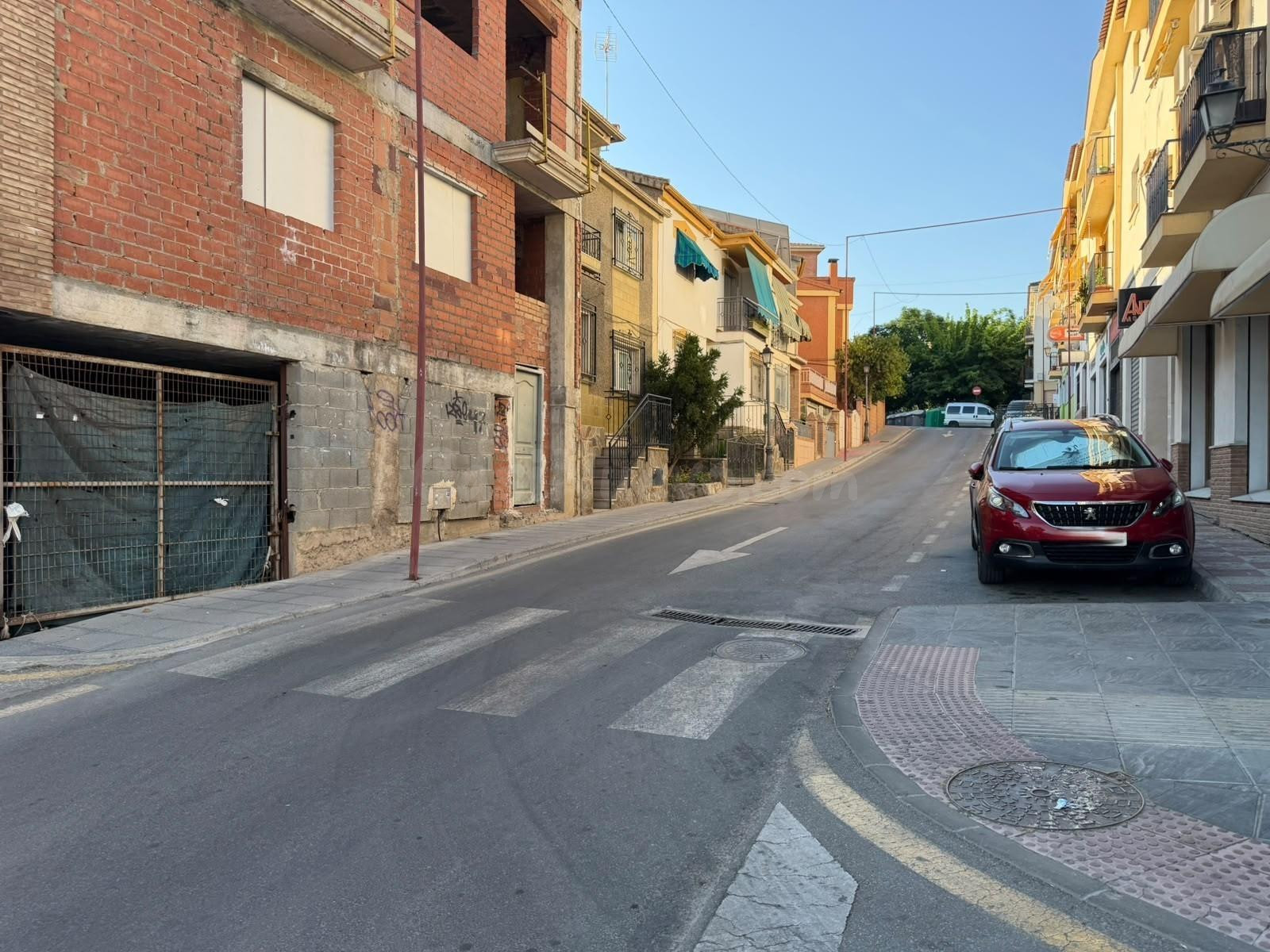 Plaza de garaje cerrada en el centro de La Zubia - foto 3