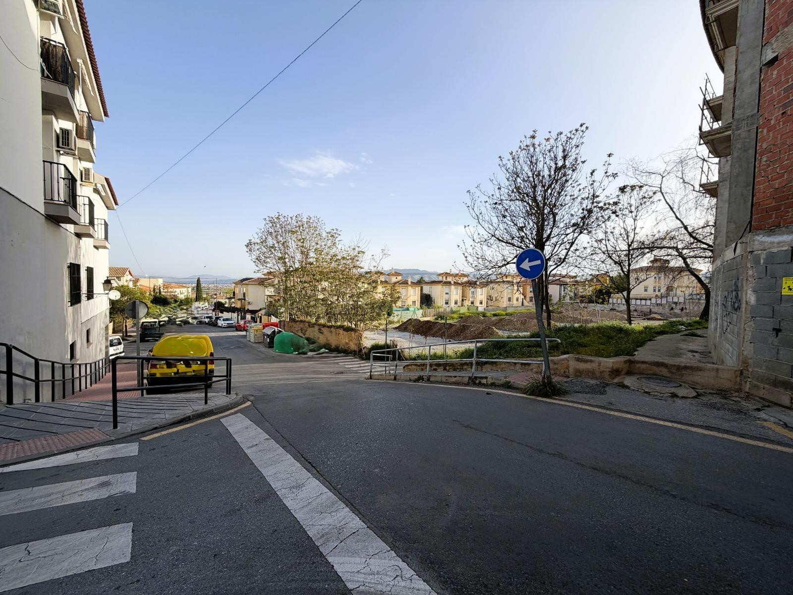 Plaza de garaje cerrada en el centro de La Zubia - foto 4