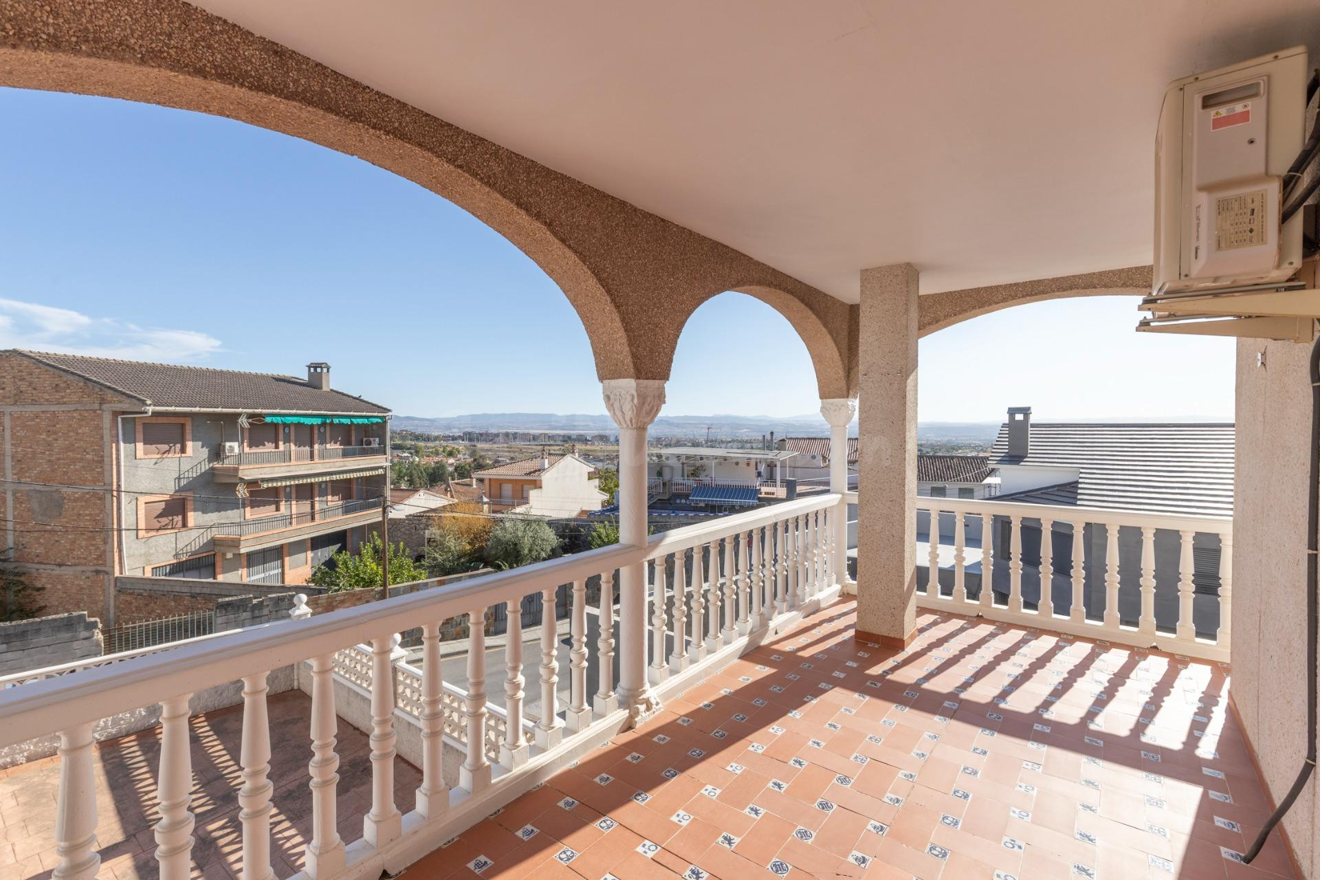 Amplio Pareado en Vega de Granada: Tu Nuevo Hogar Espera por