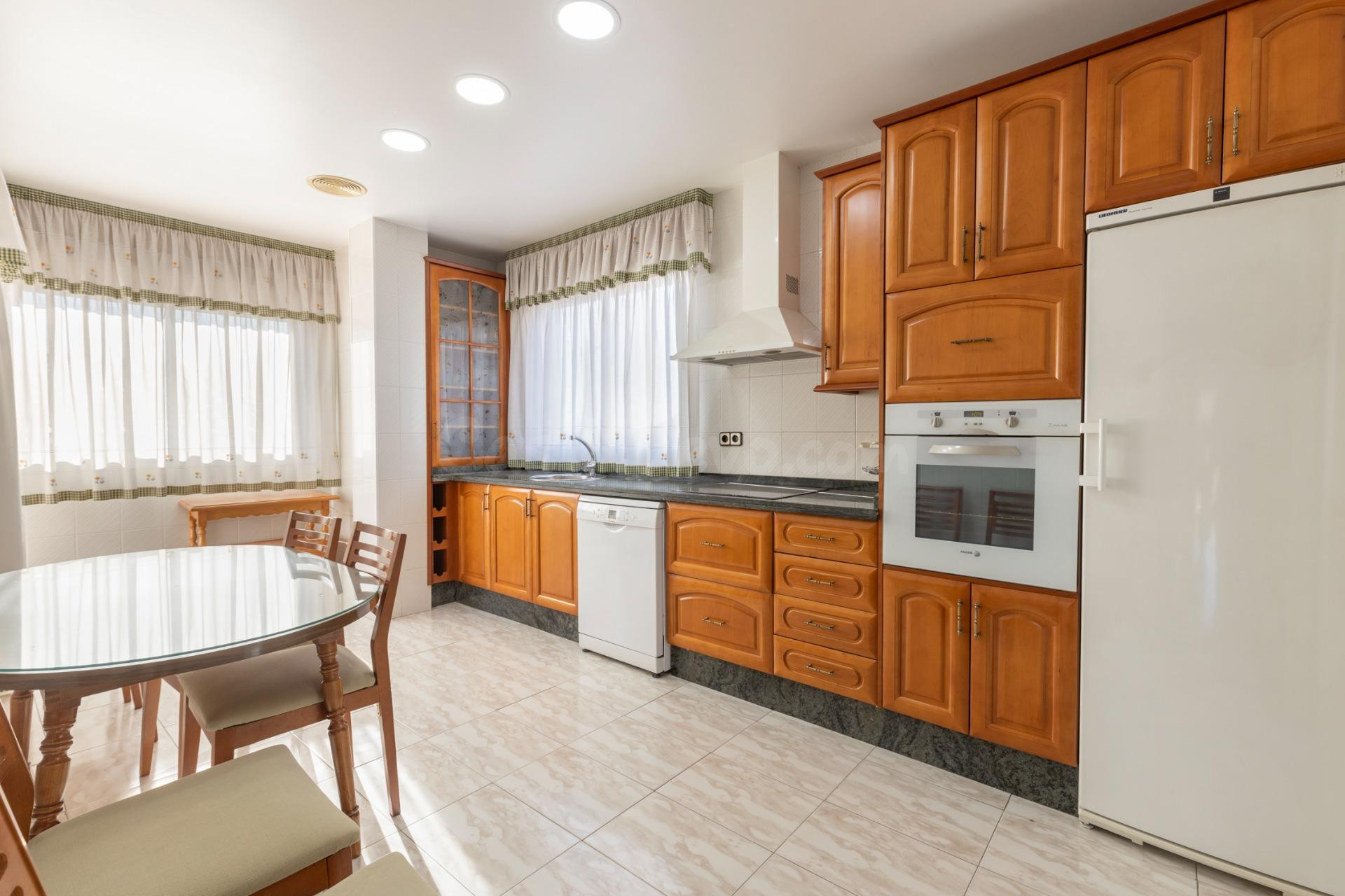 Amplio Pareado en Vega de Granada: Tu Nuevo Hogar Espera por - foto 5