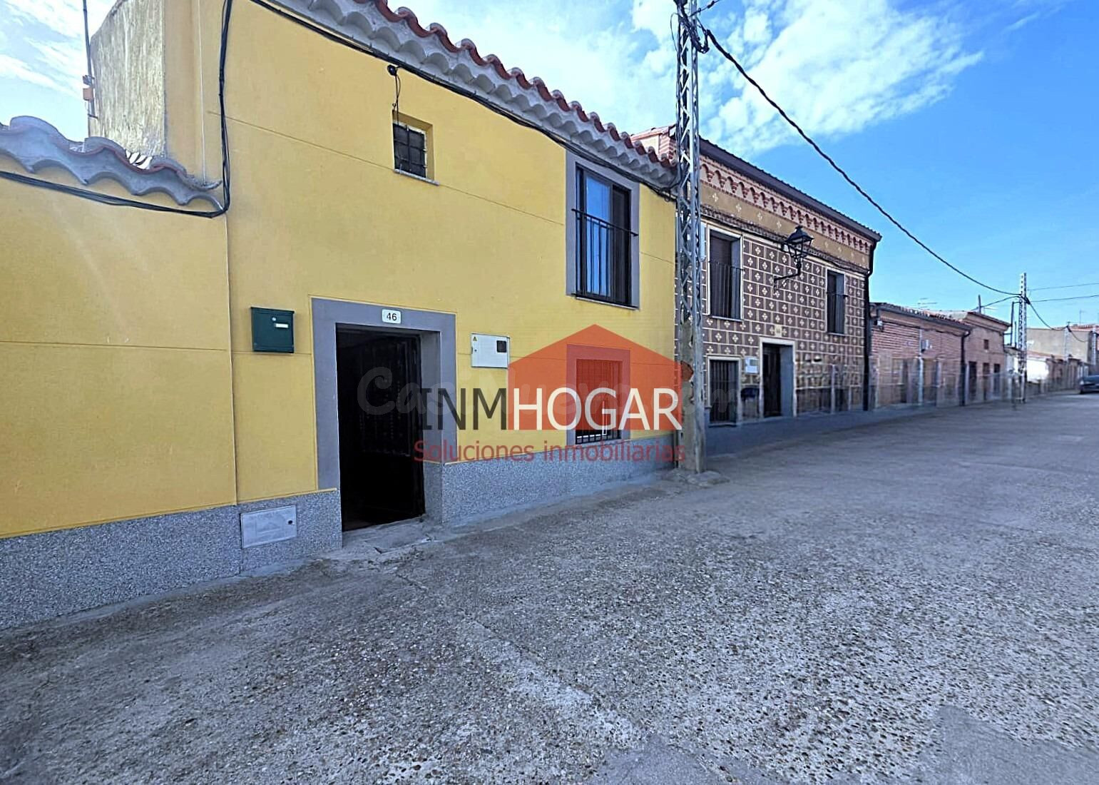 Casa de pueblo con amplio patio y planta superior rehabilita