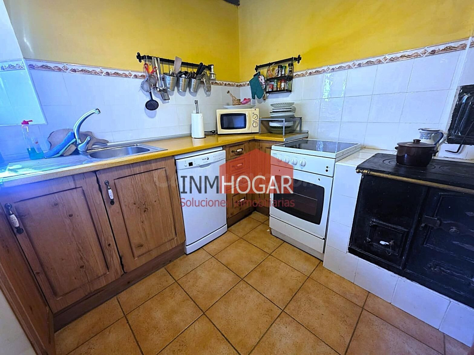 Casa de pueblo con amplio patio y planta superior rehabilita - foto 3