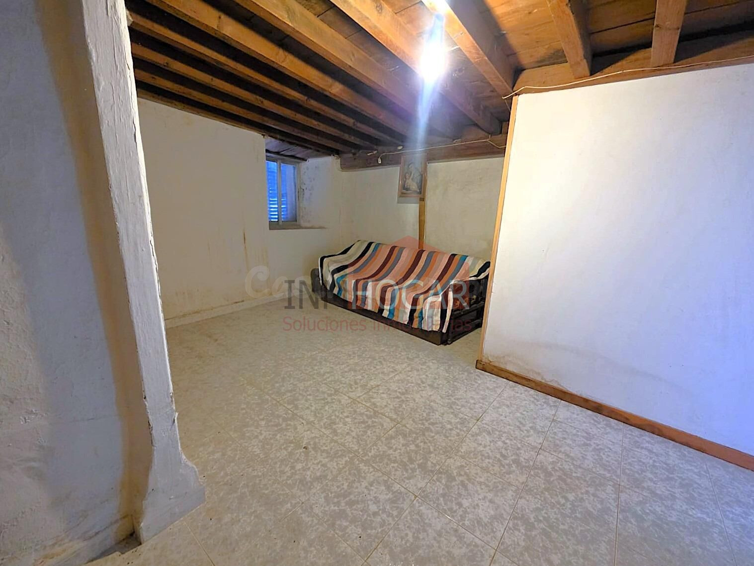 Vivienda con gran parcela, patios y amplias posibilidades en - foto 3