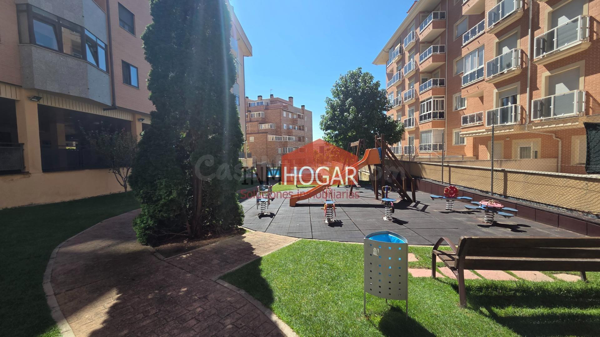 AMPLIO PISO EN ÁVILA, ZONA DE UNIVERSIDAD, CON PISCINA Y ZONAS COMUNES