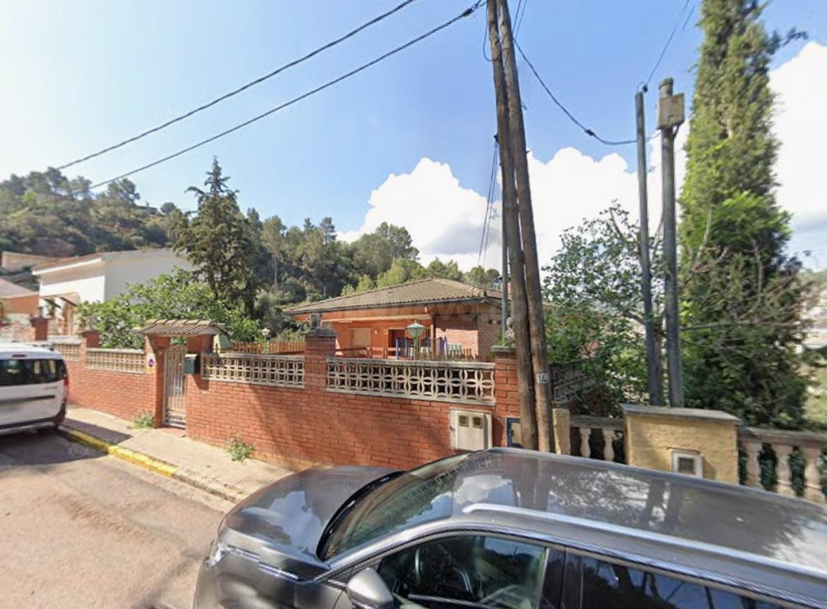 SE VENDE CASA OKUPADA en Calle Santiago Rusiñol Cervelló (Barcelona)