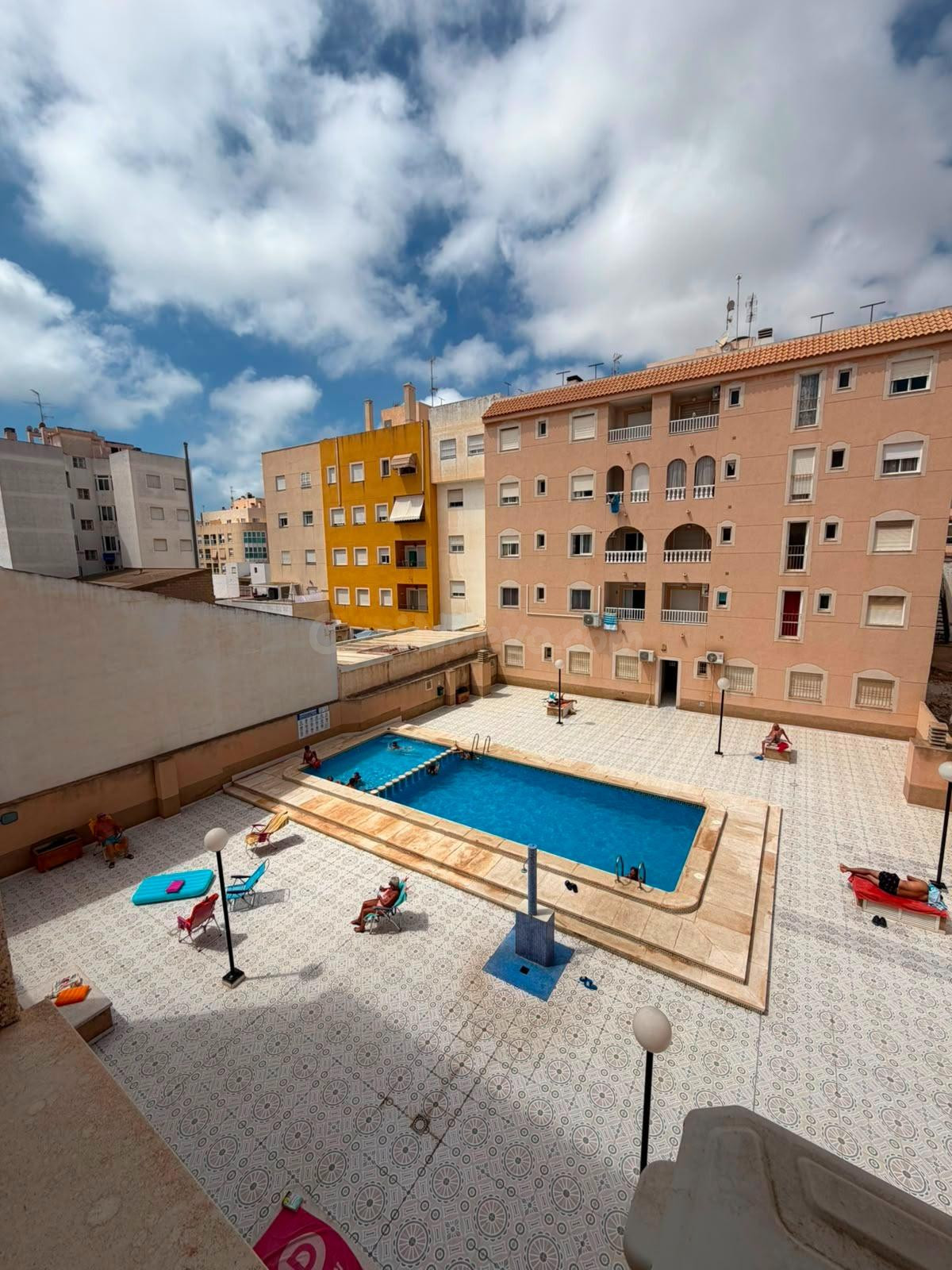 Estudio con piscina comunitaria, Alicante, Torrevieja. 1 habitación, 36 m2, 1 kilómetro al mar