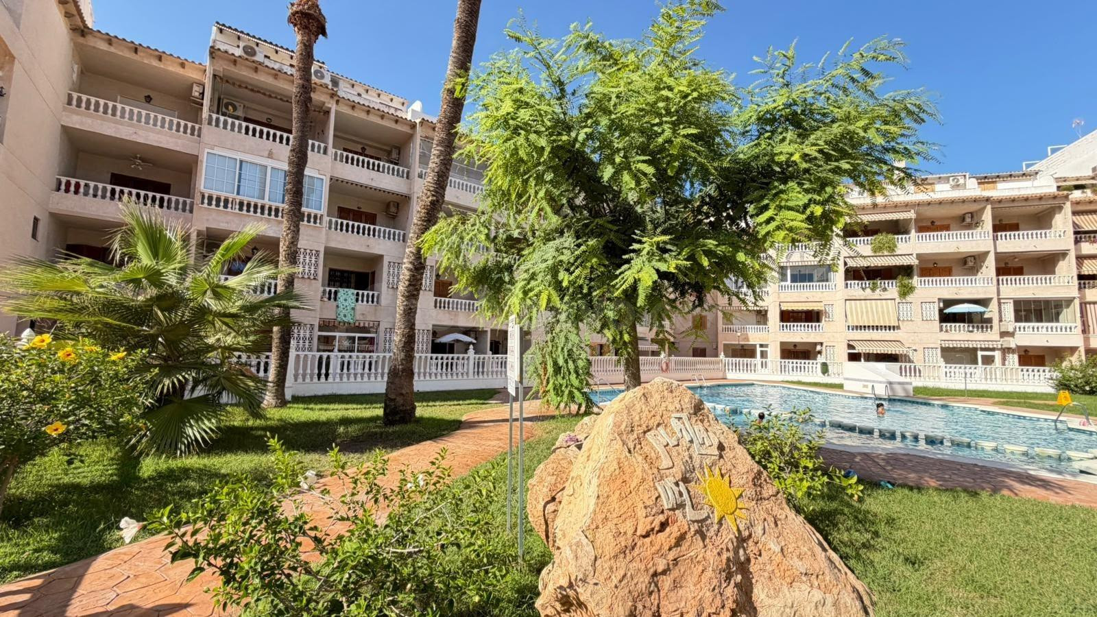 Apartamento con piscina comunitaria, Alicante, Torrevieja, Playa de los Locos. 1 habitación, 70 m2, 100 metros del mar