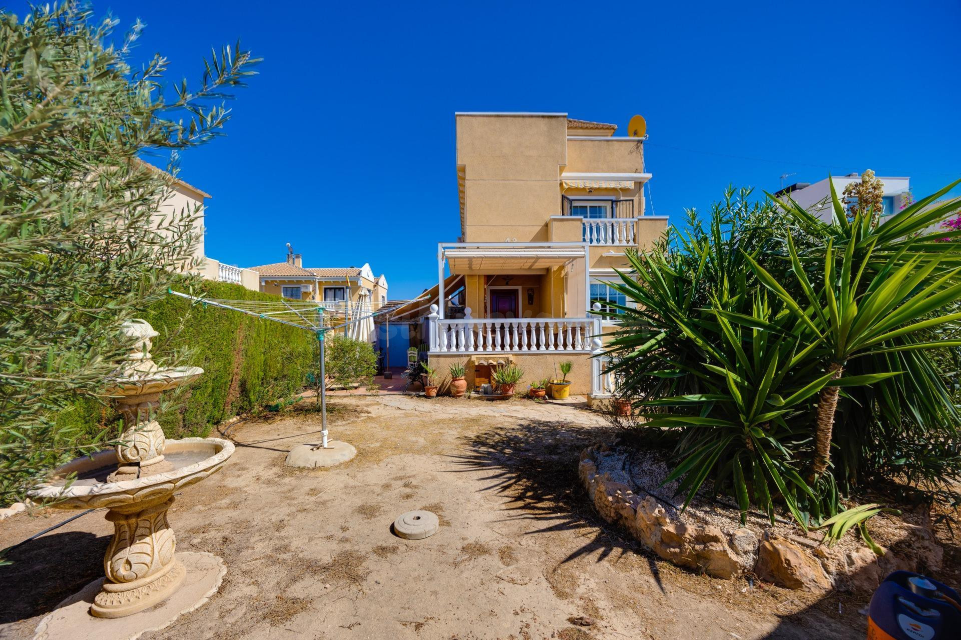 Chalet de 4 dormitorios con amplio jardín en Torreblanca