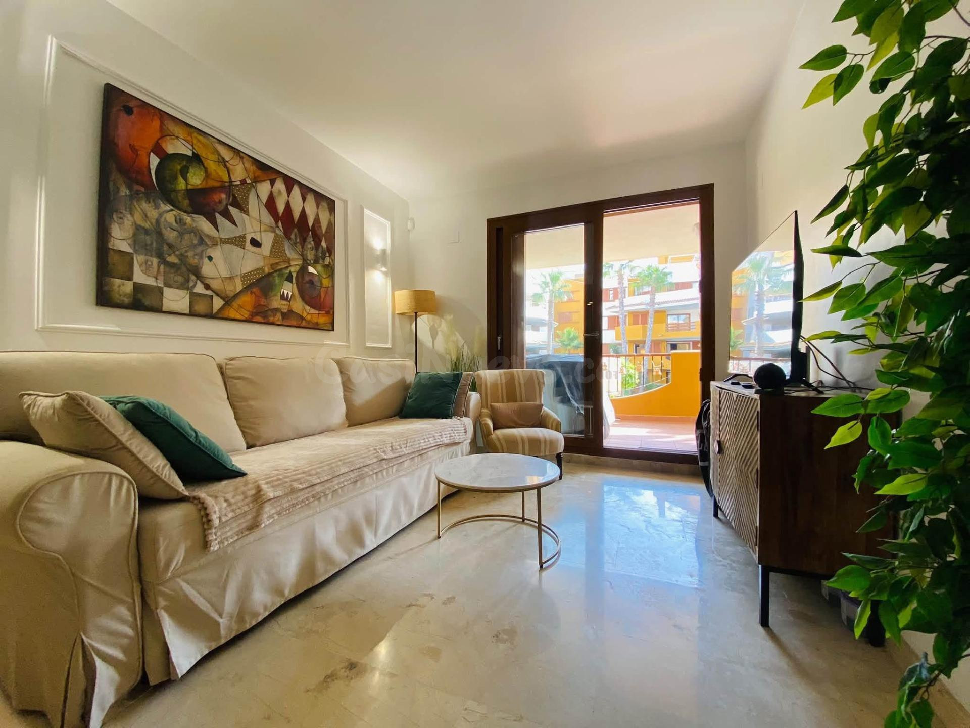 Apartamento con piscina comunitaria, Alicante, Torrevieja. 2 habitaciones, 65 m2, 300 metros del mar