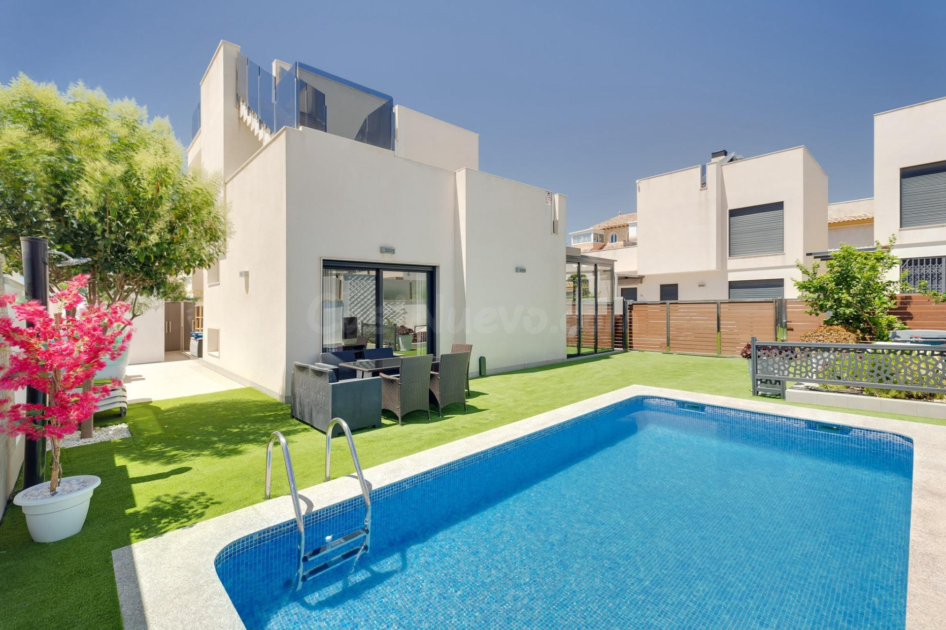 Villa con piscina privada, Alicante, Torrevieja. 5 dormitorios, 195 m2, 2 kilómetros del mar.