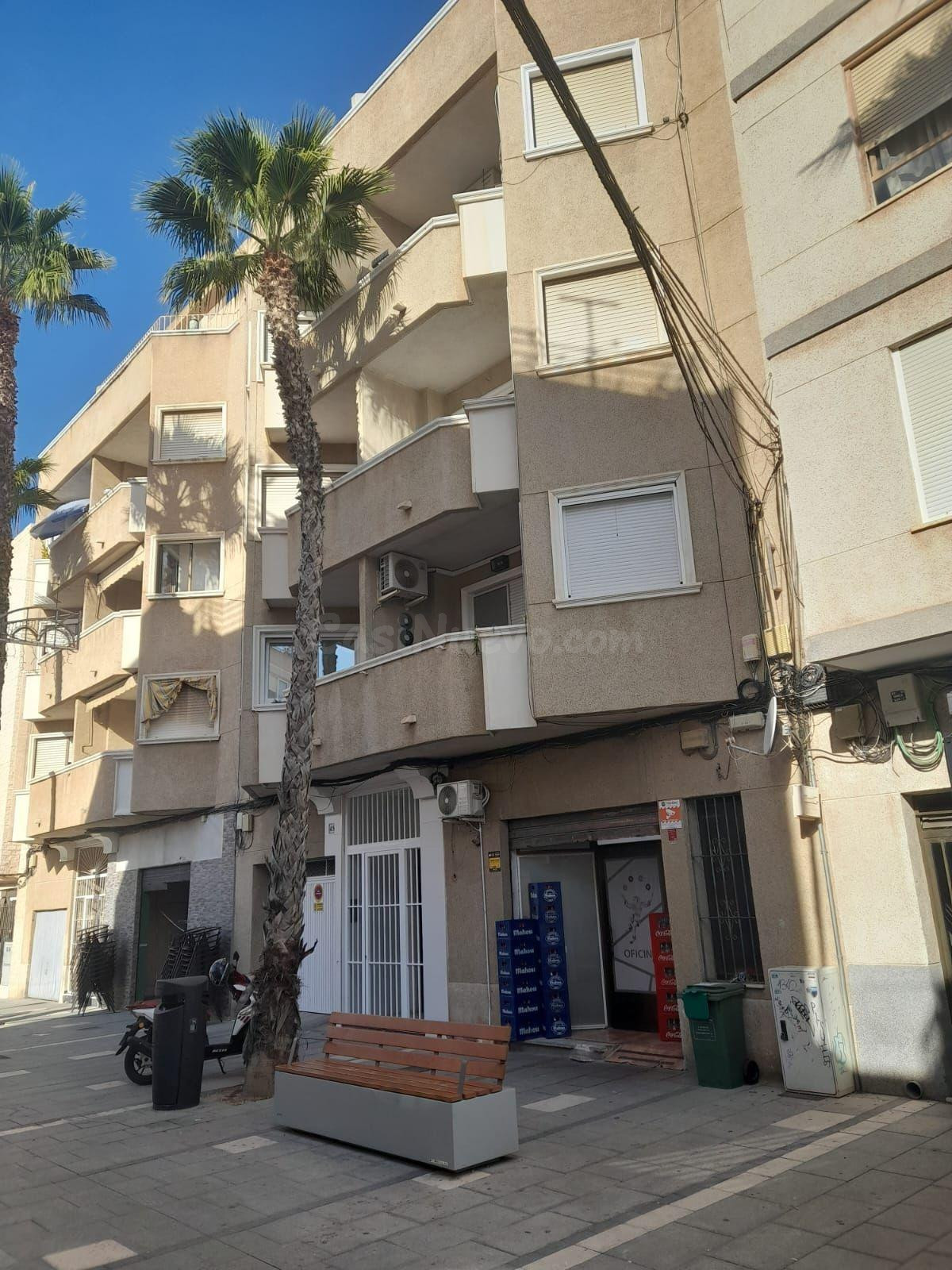 Apartamento con terraza, Alicante, Torrevieja. 3 habitaciones, 109 m2, 200 metros al mar