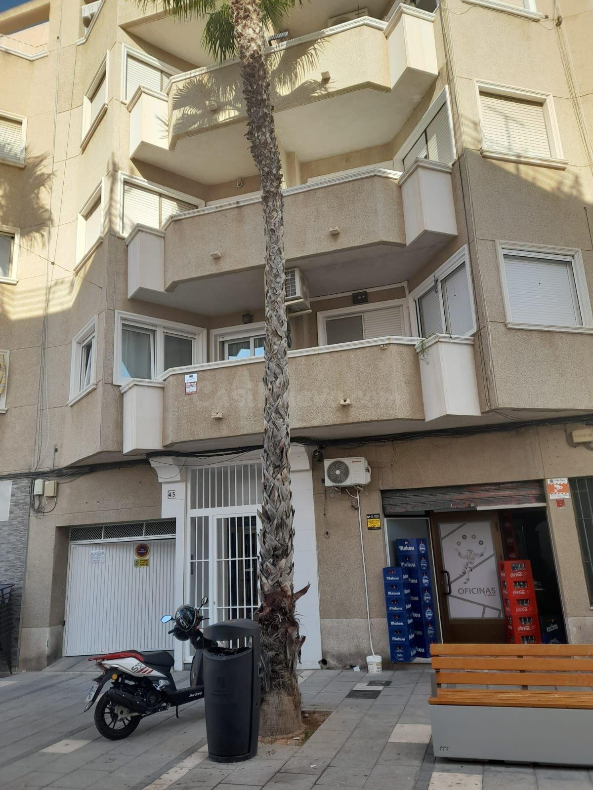 Apartamento con terraza, Alicante, Torrevieja. 3 habitacione - foto 2