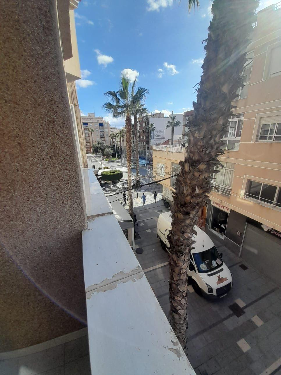 Apartamento con terraza, Alicante, Torrevieja. 3 habitacione - foto 3