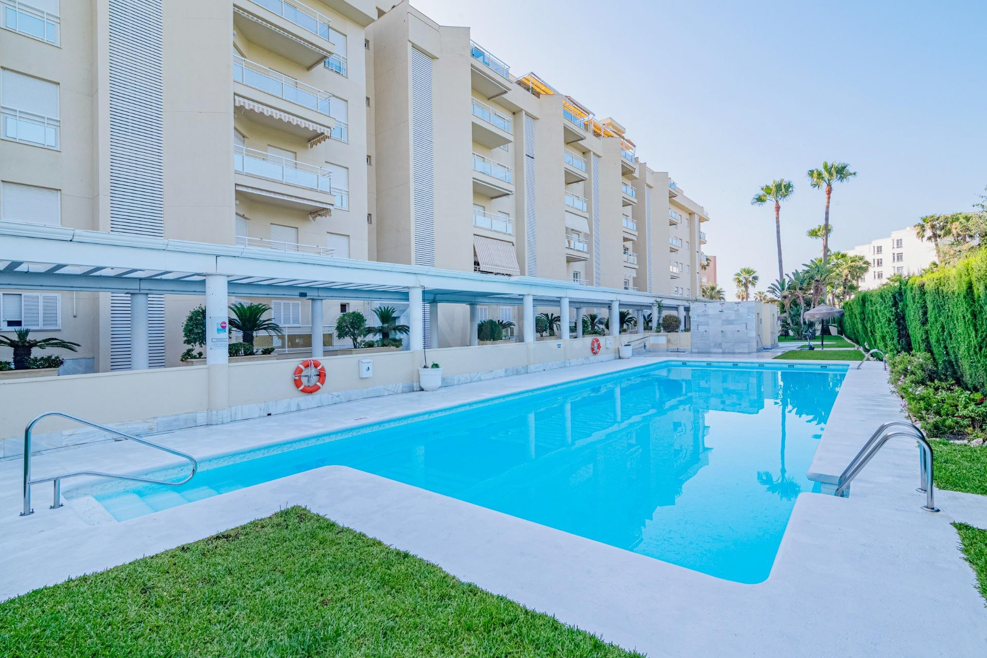 ¡Tu oasis junto a mar! Precioso piso de 2 dormitorios con terraza, piscina y garaje en Playa Poniente, Motril.