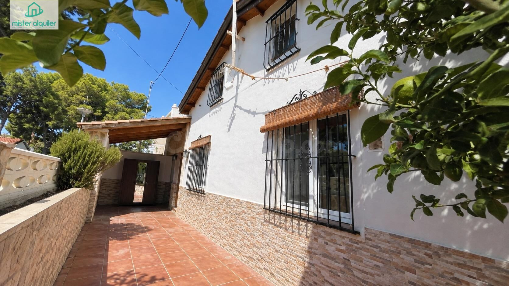 CHALET INDEPENDIENTE JUNTO AL MAR · ALQUILER TEMPORAL HASTA 36 MESES