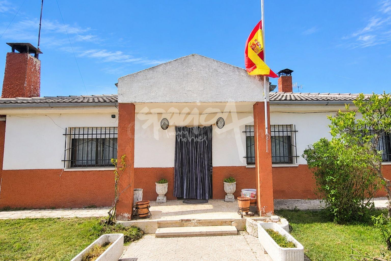 Chalet independiente en venta con parcela de 700 m2 en El Vi - foto 2