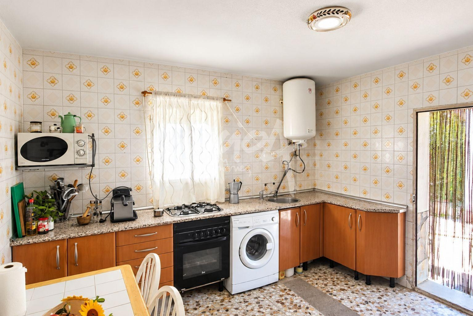 Chalet independiente en venta con parcela de 700 m2 en El Vi - foto 3