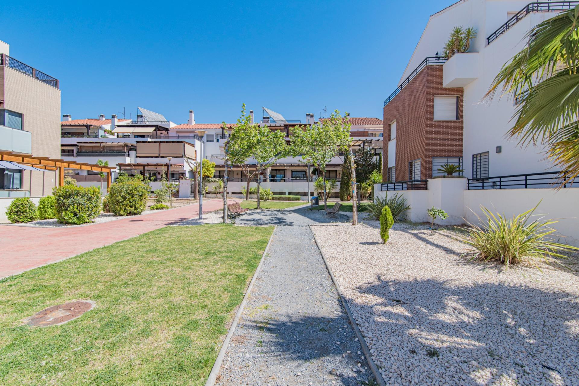 ESPECTACULAR BAJO CON PATIO PRIVADO DE 60 M2 EN URBANIZACIÓN - foto 4