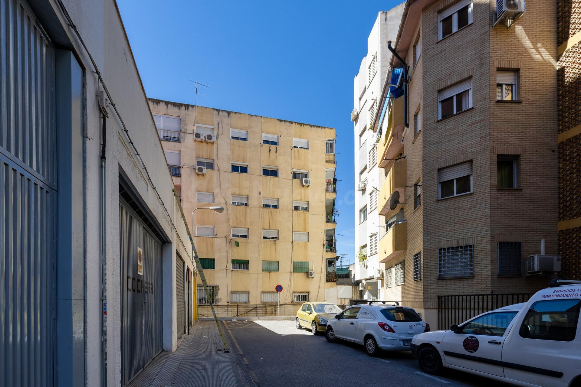 Cochera en edificio calle ledaña - foto 4