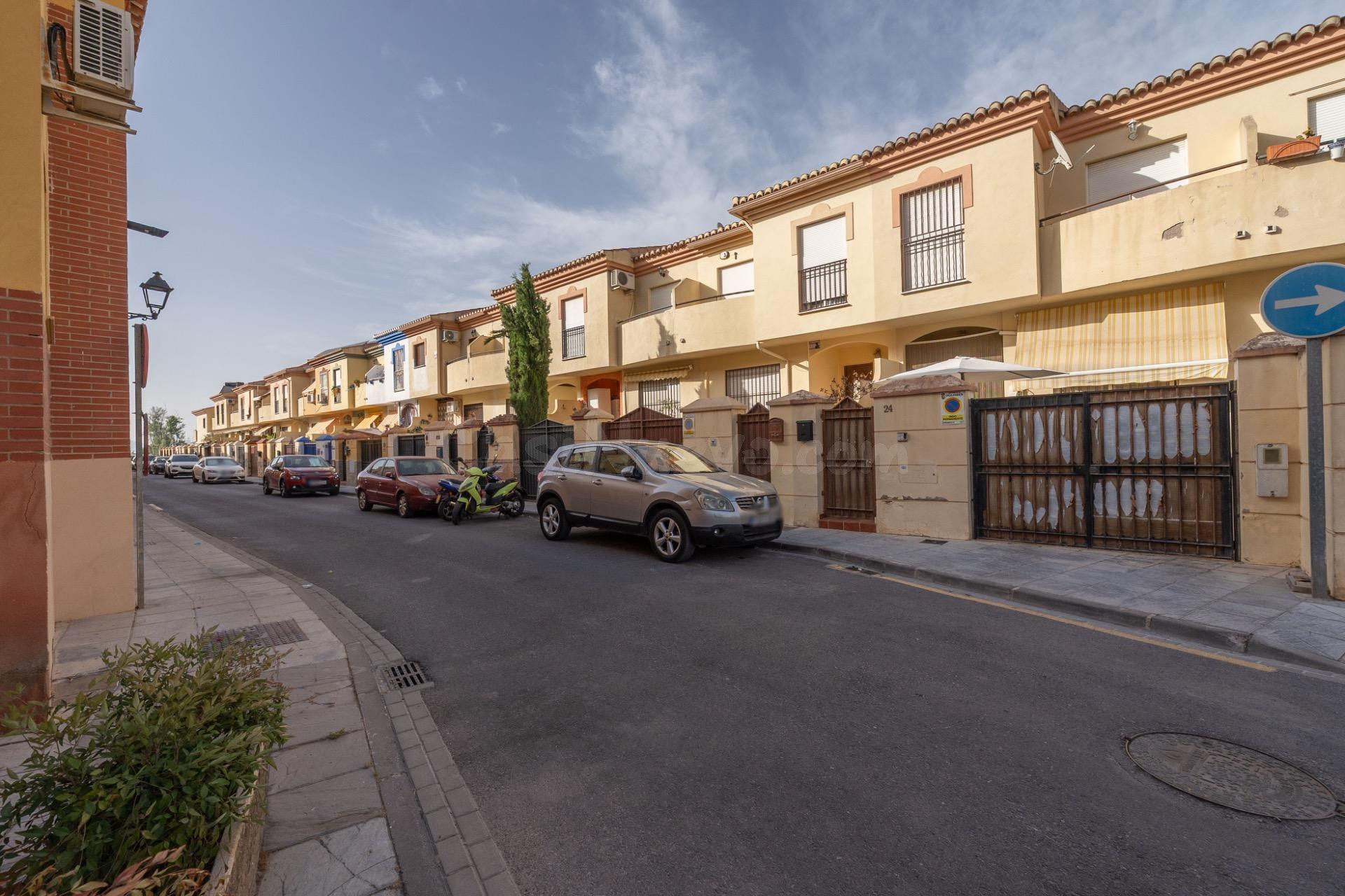 ¡MAGNIFICA CASA UNIFAMILIAR ADOSADA EN LOMALINDA, OGIJARES!