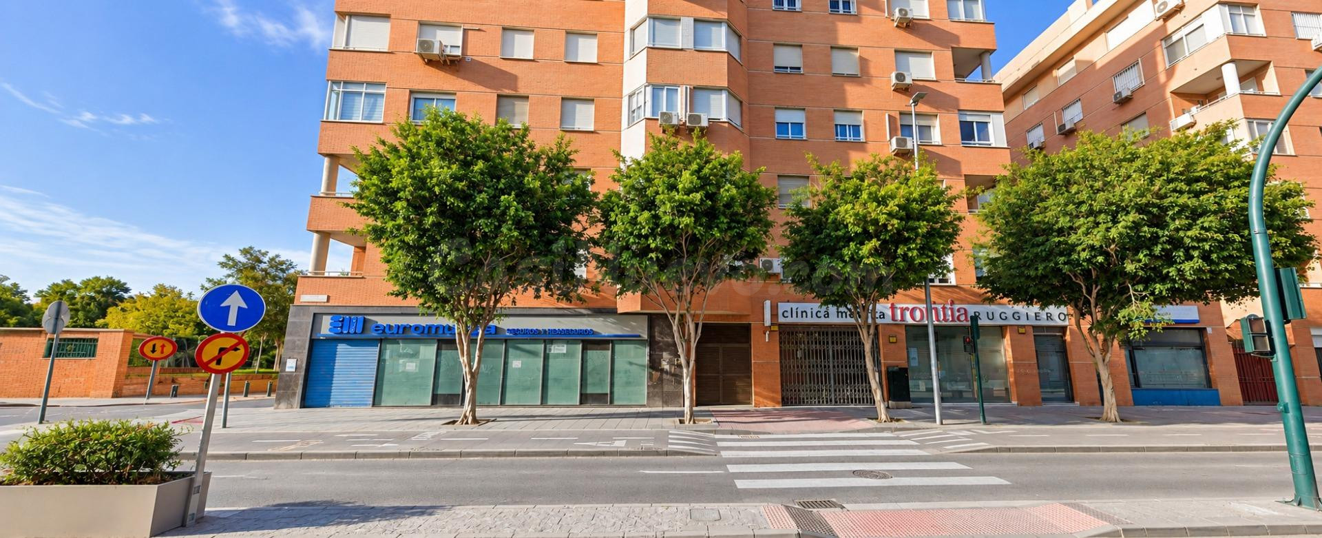 LOCAL COMERCIAL EN ESQUINA – AVDA. NTRA. SRA. DE MONTSERRAT  - foto 2