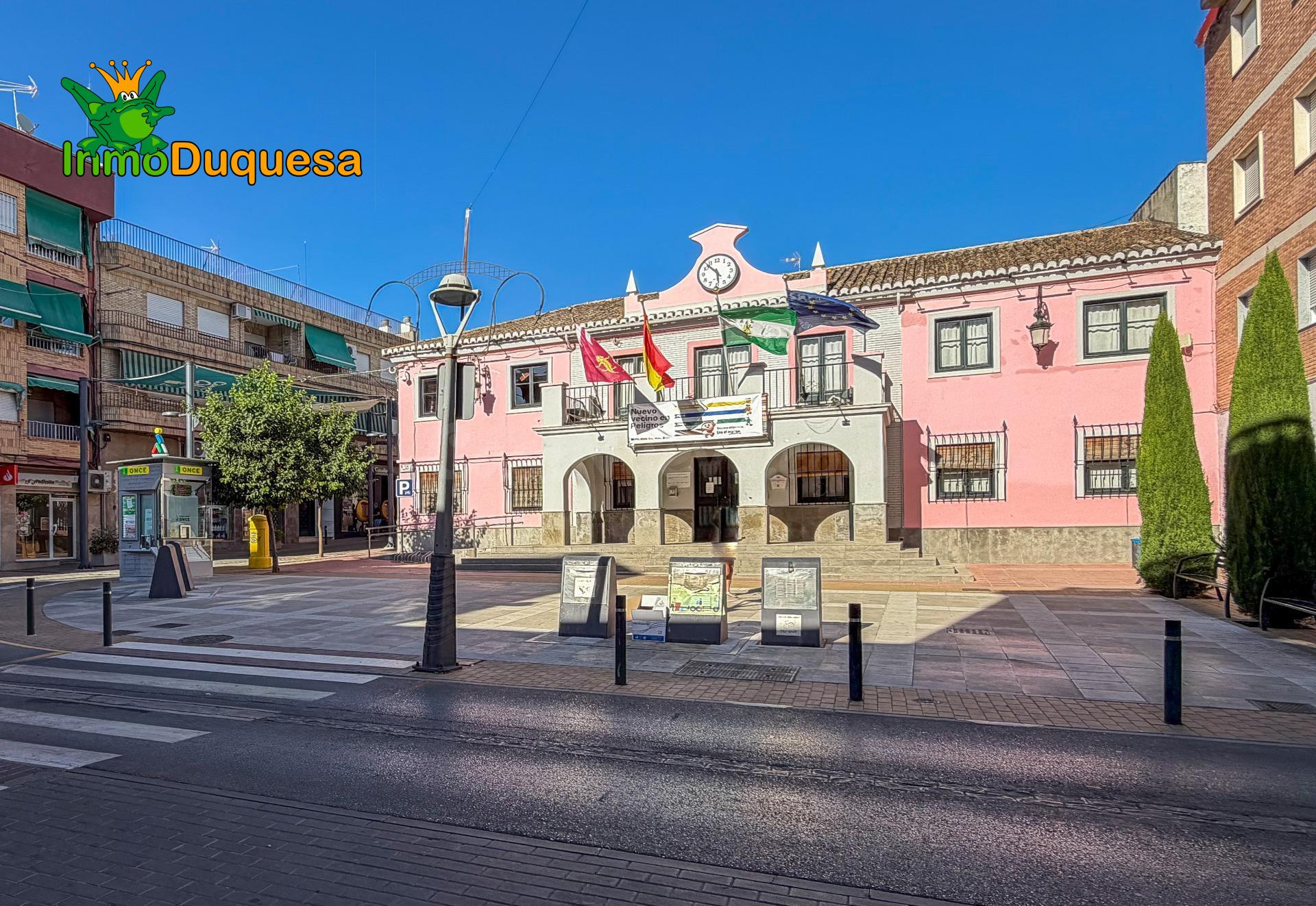 Local comercial junto al AYUNTAMIENTO. Con primeras calidades.
