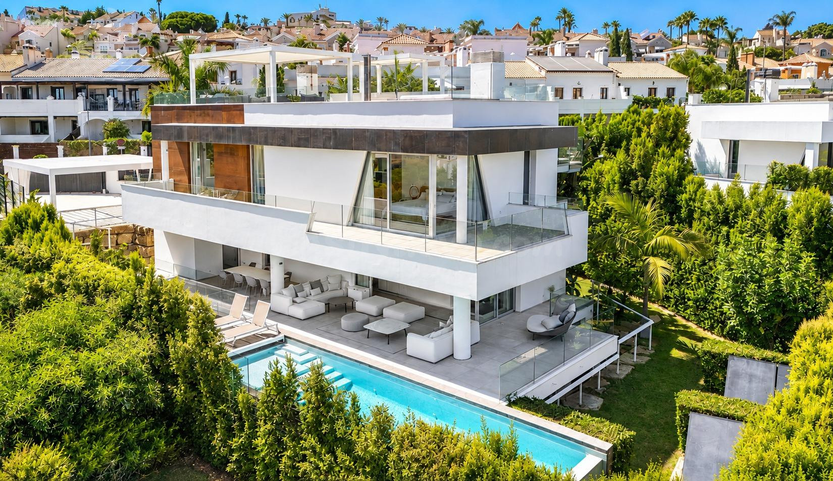 Villa moderna de lujo con vistas al mediterraneo: diseño, privacidad y vistas en Estepona