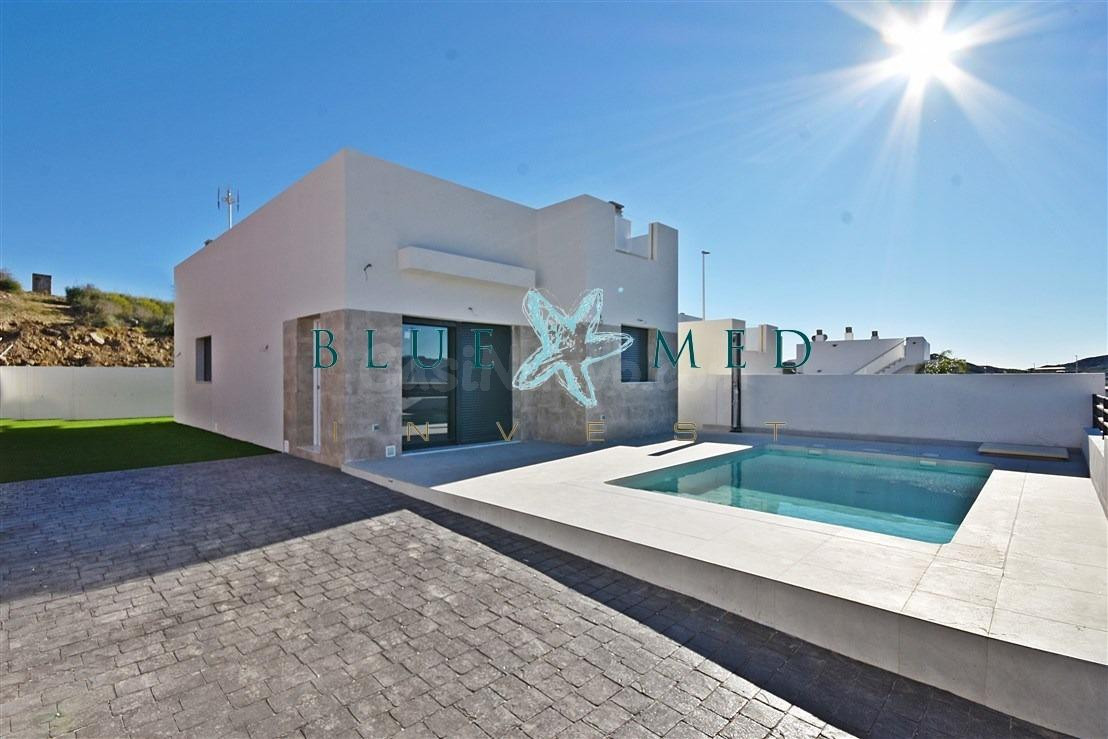 VILLA DE OBRA NUEVA EN COUNTRY CLUB