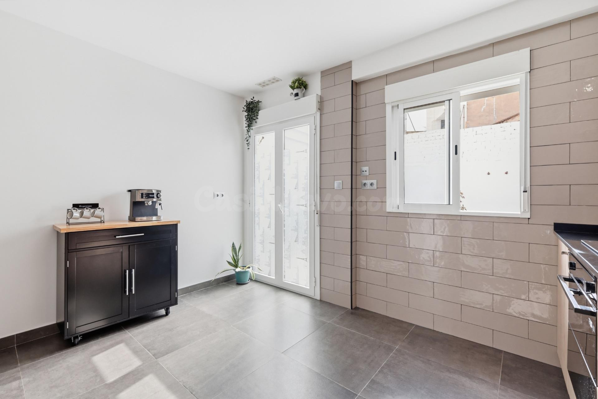 Casa reformada integralmente con gran patio y terraza en Pic - foto 4
