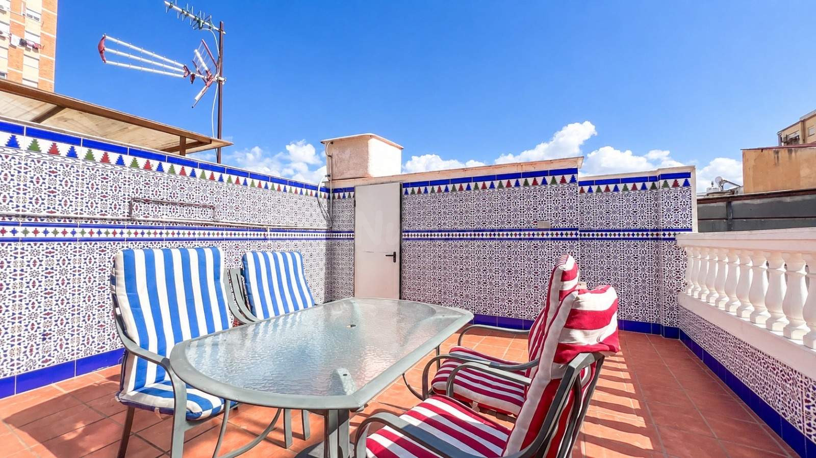 Ático dúplex totalmente reformado con 4 dormitorios, patio y terrazas a 300 metros de la playa