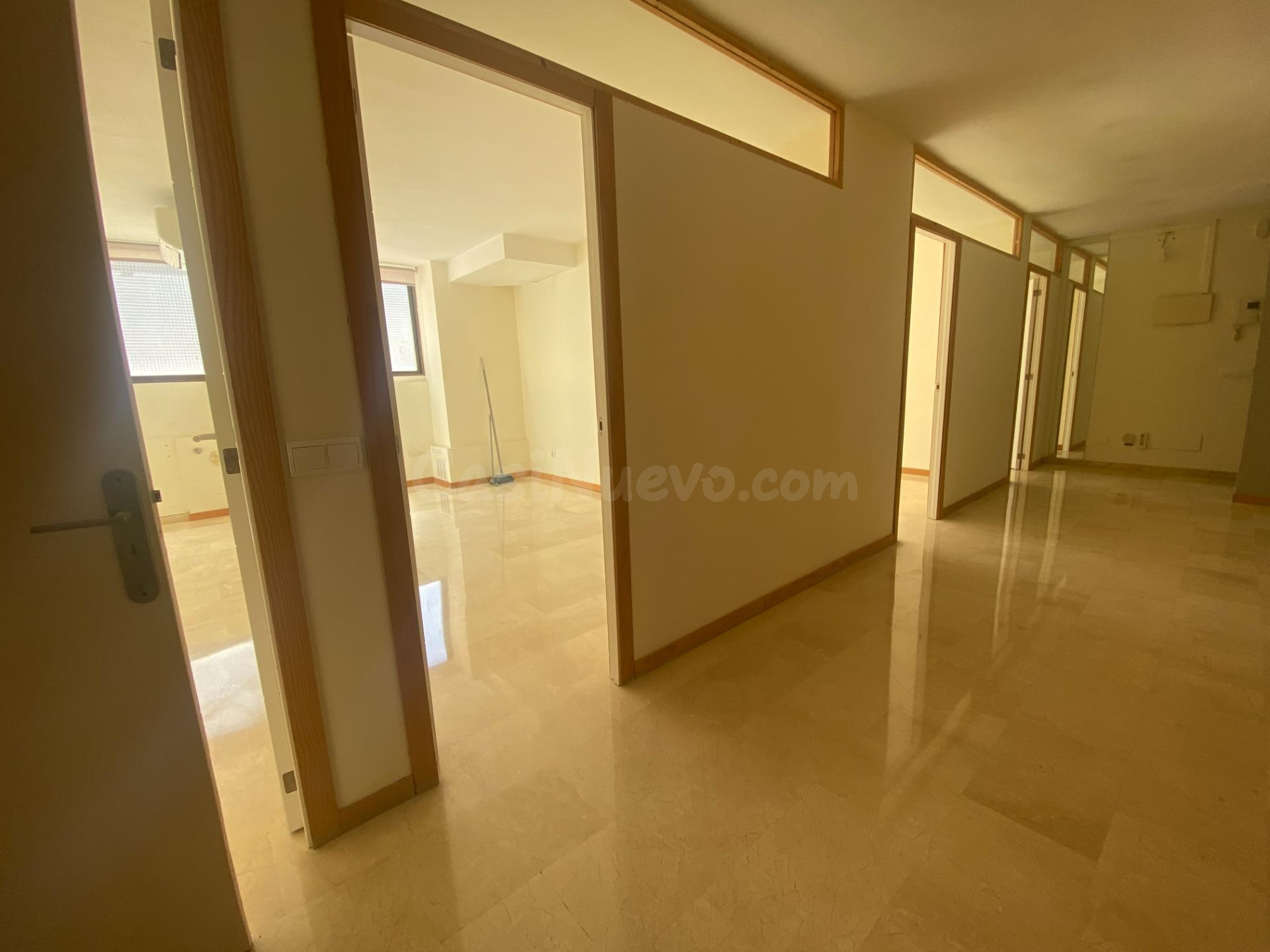 OFICINA CON COCINA Y BAÑO CON DUCHA EN PLANTA PRIMERA - LOCA - foto 3
