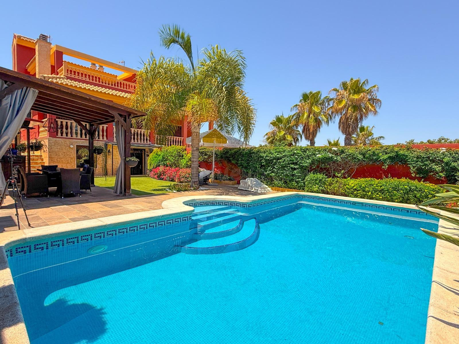 Chalet pareado con piscina privada y apartamento independiente — Los Balcones, Torrevieja