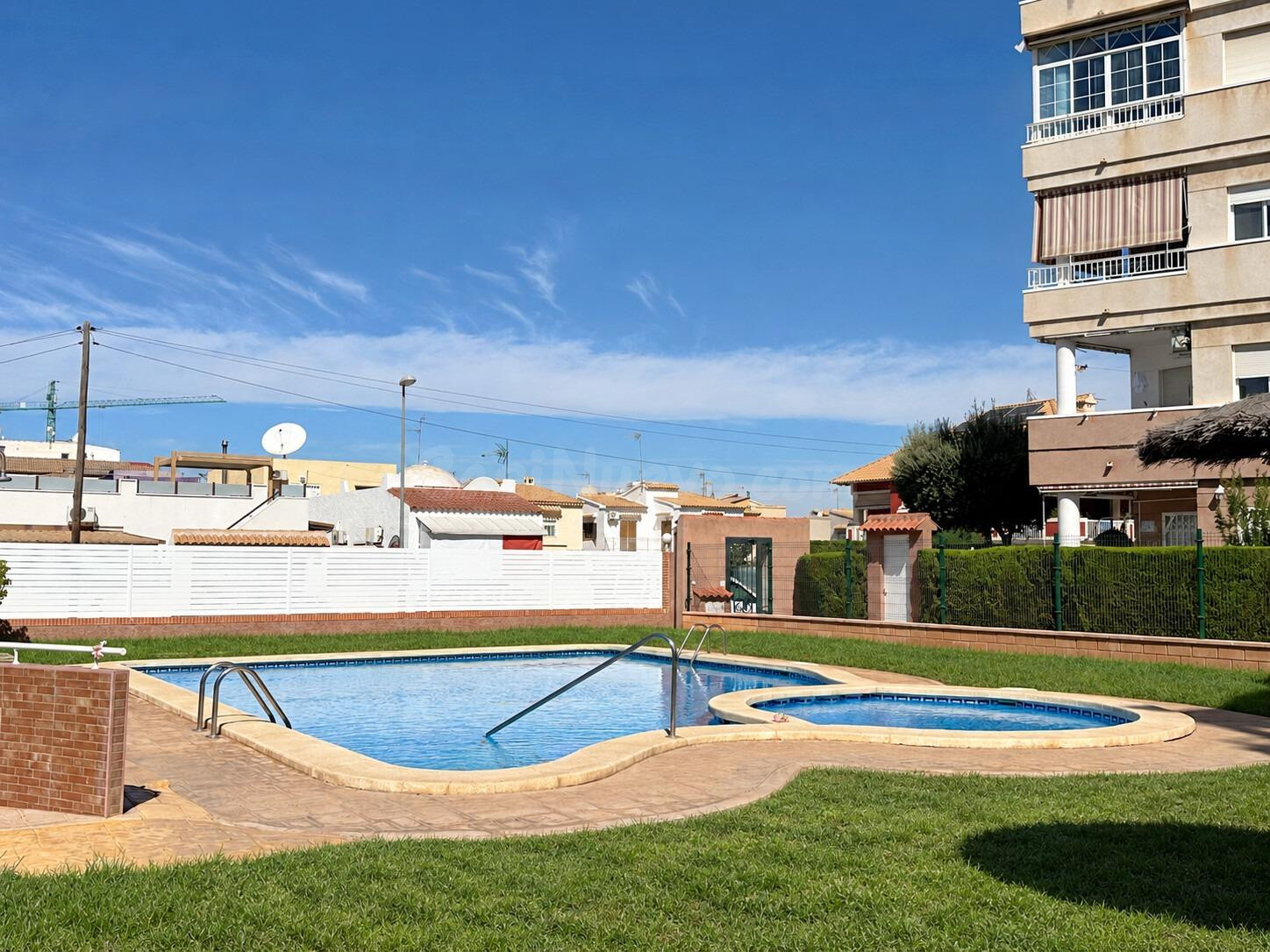 Apartamento de 2 dormitorios con terraza y piscina en Torrevieja