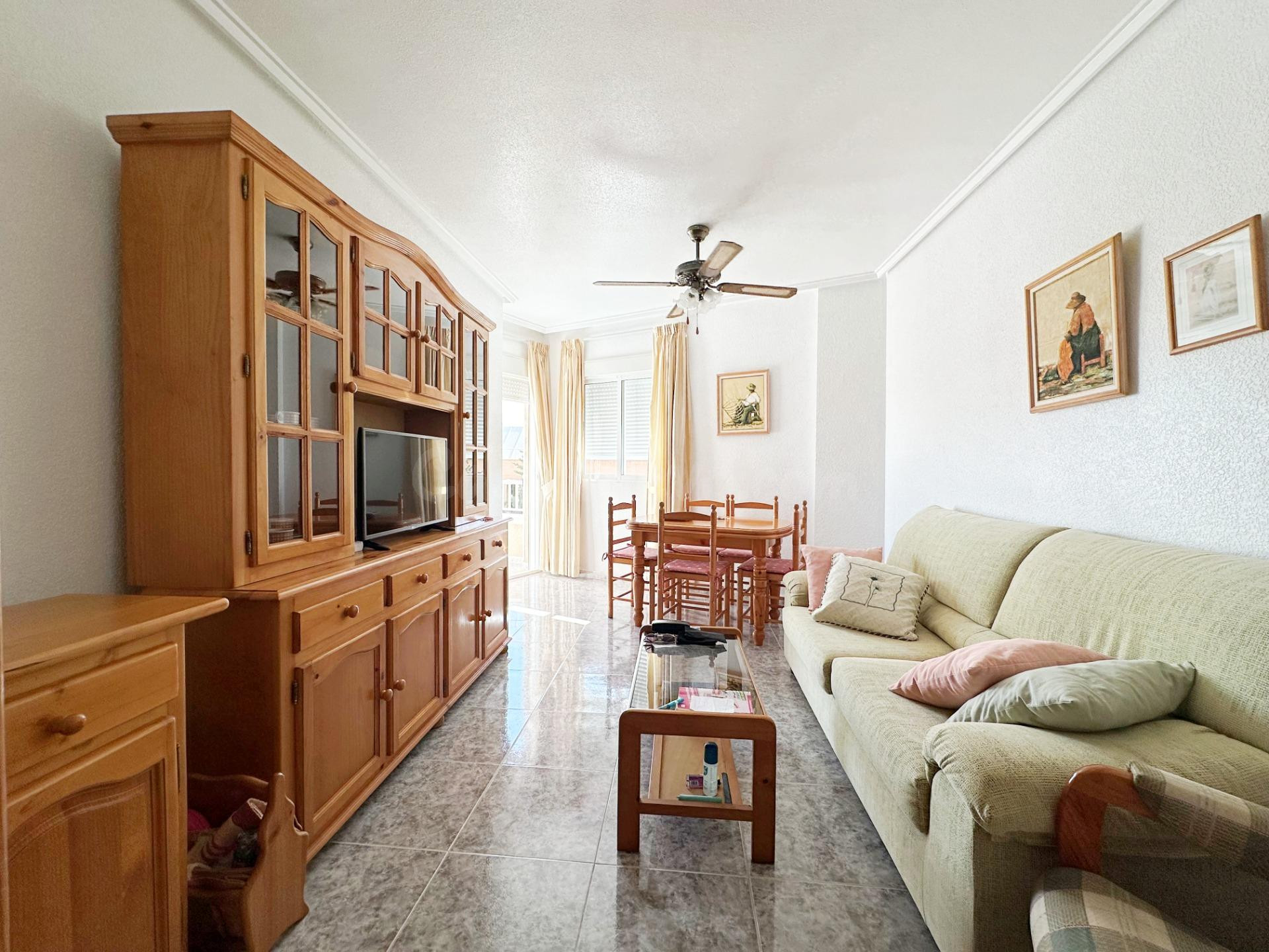 Apartamento de 2 dormitorios con terraza y piscina en Torrev - foto 3