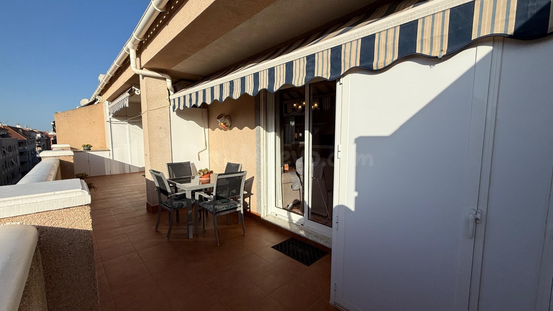 Ático esquinero con terraza de 50 m2 y sol todo el día a 200