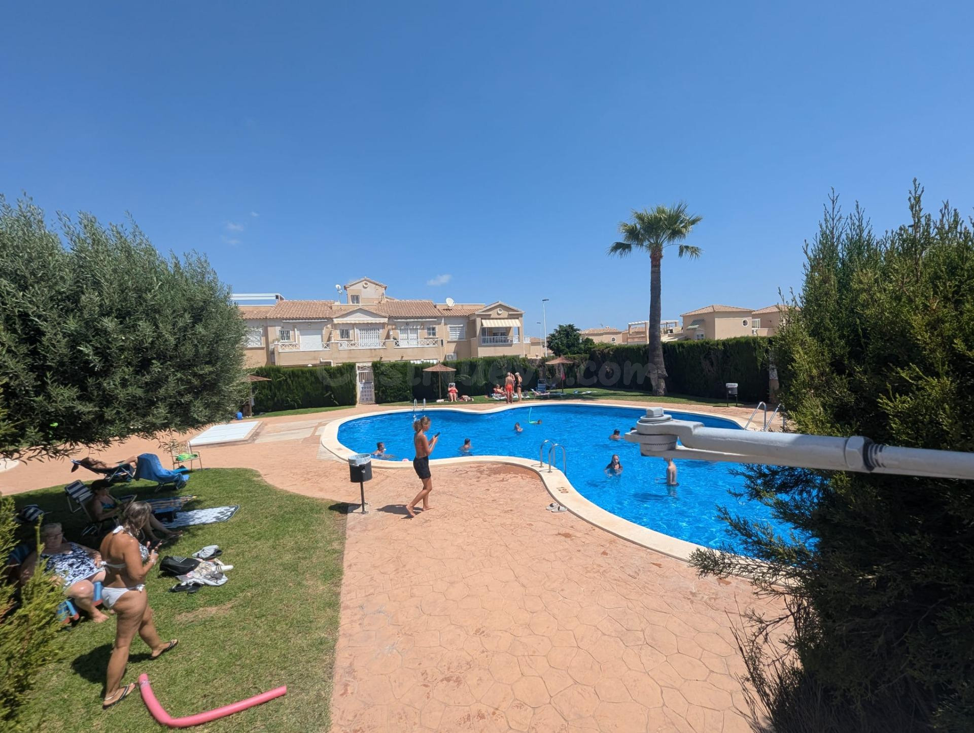 Bungalow planta baja para reformar con sótano - foto 2