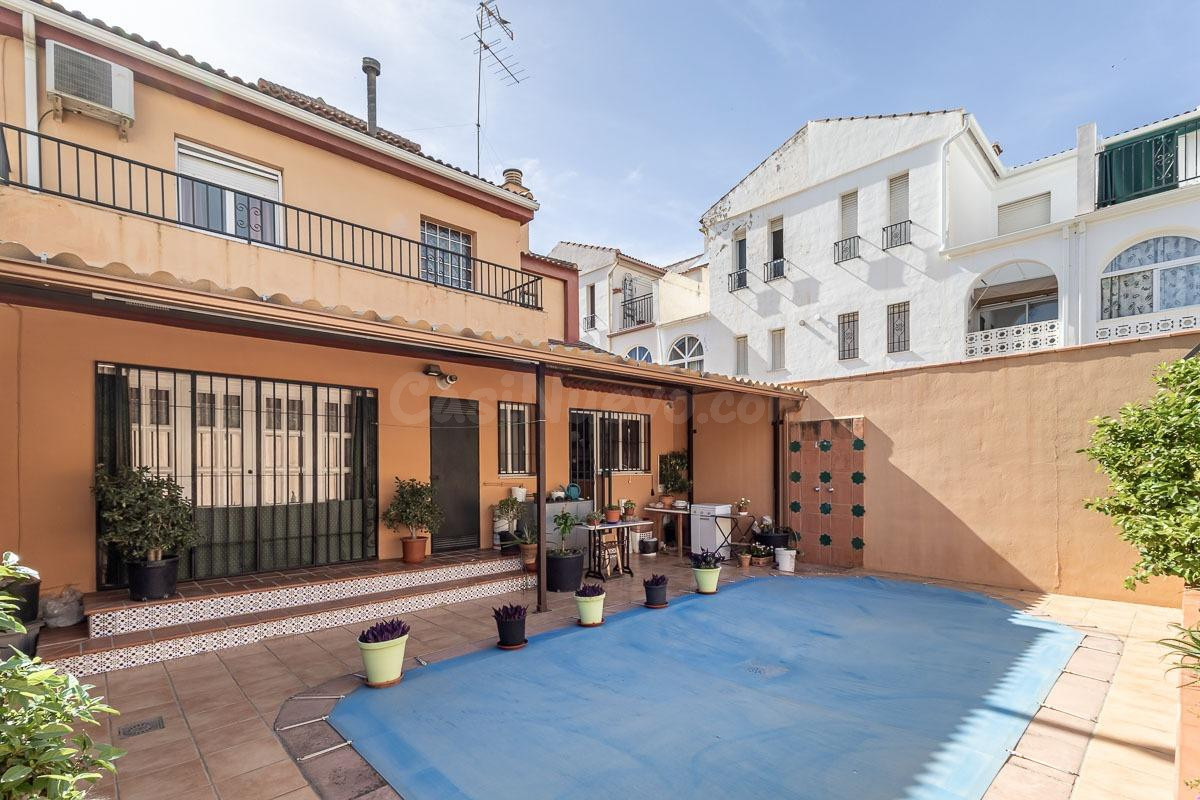 Chalet independiente en Santa Fe – Amplio, luminoso y con piscina propia