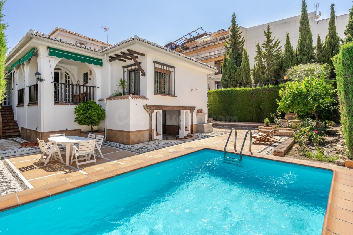CHALET EXCLUSIVO EN  UNA SOLA PLANTA EN EL CENTRO DE LA ZUBIA 5 DORMITORIOS, PISCINA  Y GARAJE